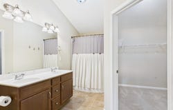 9402 Clubview Dr, Louisville, KY 40291