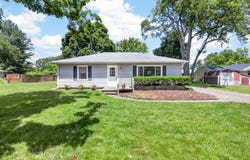 1049 Bloomfield Avenue, Plainwell, MI 49080