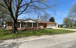 123 S Oak Street, Nokomis, IL 62075