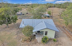 1607 E 4th St, Taylor, TX 76574