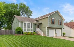 420 NE Victoria Circle, Lee's Summit, MO 64086