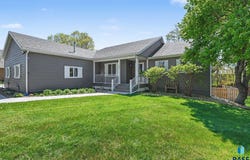 1025 Heritage Dr, Madison, SD 57042