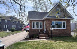 836 E BROAD STREET, GIBBSTOWN, NJ 08027