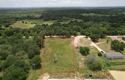 175 Coastal LN, Luling, TX 78648