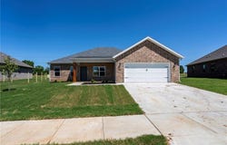 40  W Gilpin  ST, Farmington, AR 72730