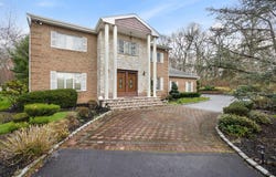 Dix Hills, NY 11746