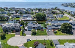 10 Raeburn Court, Babylon, NY 11702
