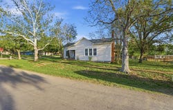211 E 4th St, Nixon, TX 78140