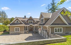 135 Seelye Road, Queensbury, NY 12804