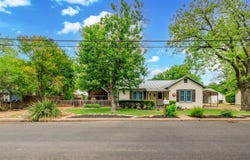 408 W College St, Fredericksburg, TX 78624