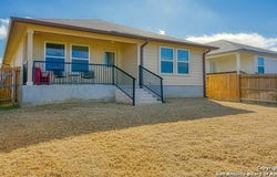 377 Middle Green Loop, Floresville, TX 78114