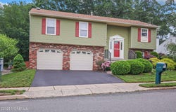 5 Lampost Court, Howell, NJ 07731