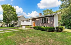 8 Gigante Dr, Stoneham, MA 02180