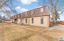 46246 S Shore Pl, Hartford, SD 57033