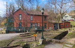 104  N Main  ST, Eureka Springs, AR 72632
