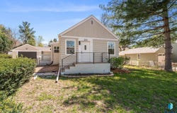 213 E 32nd St, Sioux Falls, SD 57105