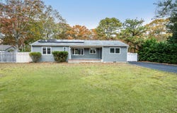 21 Woodridge Rd, Hampton Bays, NY 11946
