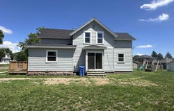 109 NE 4th St, Madison, SD 57042