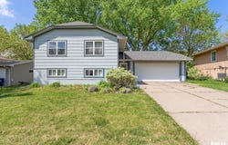 5812 N THORNWOOD Avenue, Davenport, IA 52806