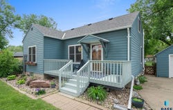 308 W 5th Ave, Lennox, SD 57039