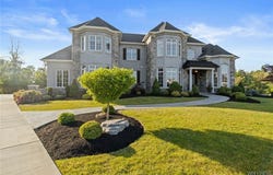 5558 Herons Glen, Clarence, NY 14031