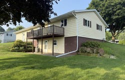 78 Summit St, Hartford, WI 53027