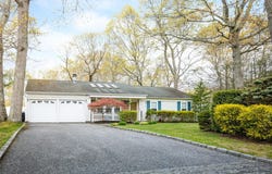 4 Mount Oak Place, Ridge, NY 11961