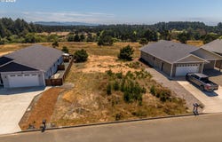 753 SEACREST Dr, Bandon, OR 97411