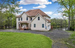 129 Lakewood Drive, Dingmans Ferry, PA 18328