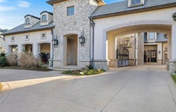 2422 Grand Circle, Nichols Hills, OK 73116