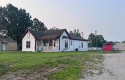 314 E 2nd St, Cameron, MO 64429