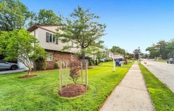6 Gateway Ct, Waldwick Boro, NJ 07463-1350