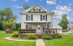 502 Hayes St SW, Cascade, IA 52033
