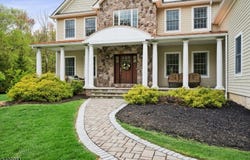 8 Forest Dr, Mendham Boro, NJ 07945-1615