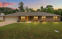 605 Briarwood Dr, Gladewater, TX 75647