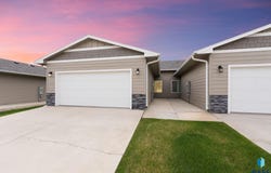 5405 S Huntwood Ave, Sioux Falls, SD 57108