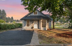 146 D St, Woodburn, OR 97071