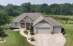 S84w12892 Schaefer Dr, Muskego, WI 53150