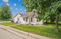 418 Adams St SE, Cascade, IA 52033