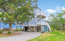 112 SE 39th Street, Oak Island, NC 28465