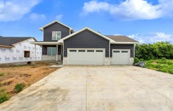 808 Crestview Dr, Solon, IA 52333