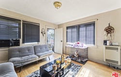 1253 E 76th Pl, Los Angeles, CA 90001