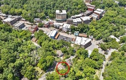 4 Douglas  ST, Eureka Springs, AR 72632