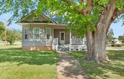 110 S Houston St, Shamrock, TX 79079