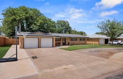 221 Redwood Lane, Levelland, TX 79336