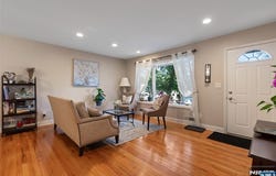 27 Minnehaha Boulevard, Oakland, NJ 07436