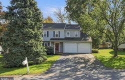40 VANDERBILT Drive, LEOLA, PA 17540