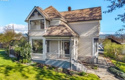 217 W 8TH St, TheDalles, OR 97058