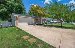 34 N Harris Drive, St Peters, MO 63376