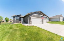 812 Sarah C Cir, Garretson, SD 57030